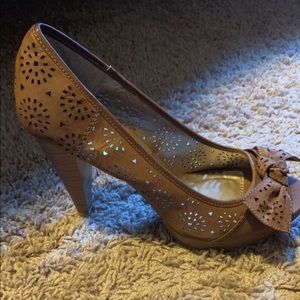 Shi by Journeys heels